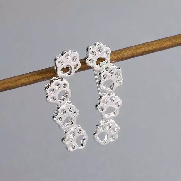 Jewelry - Set of silver paw 🐾 pierced ear cuffs